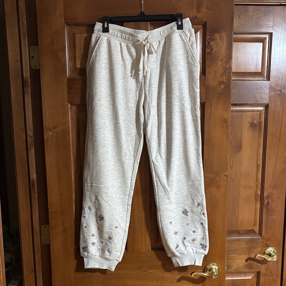 Hem & Thread Pants - NWT Women's Light Gray Joggers with Embroidered Flowers 💐
